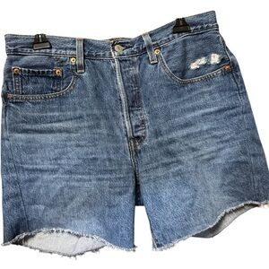 EUC Levi's® Premium
501® ORIGINAL FIT MID-THIGH LIGHTWEIGHT WOMEN'S SHORTS SZ 30